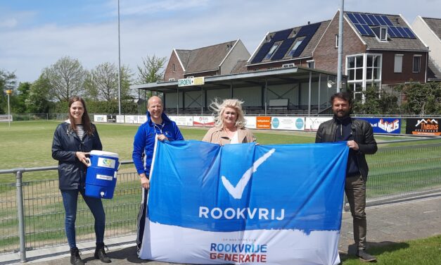 GGD en Team Sportservice feliciteren rookvrij K.V. GG/IJskoud de Beste en overhandigen drinkwaterton