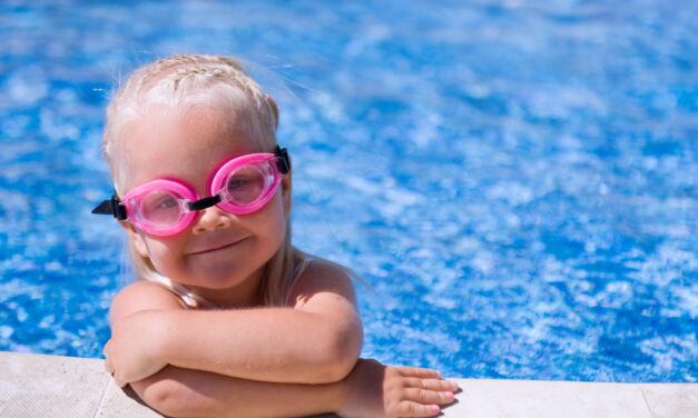 Let met kleine kinderen goed op bij zwemwater