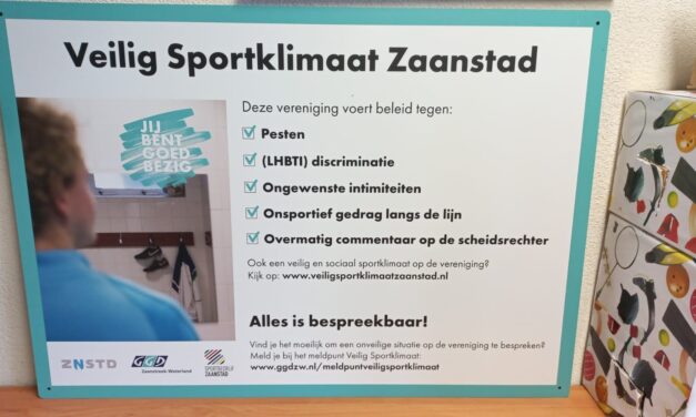 KZTV krijgt eerste Veilig Sportklimaat bord uitgereikt.